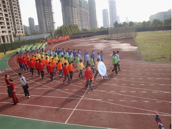 图为：电子信息工程系仪仗队彩虹方阵