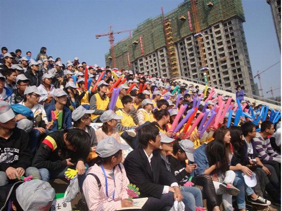 图为：电子信息工程系拉拉队为运动健将们加油鼓劲