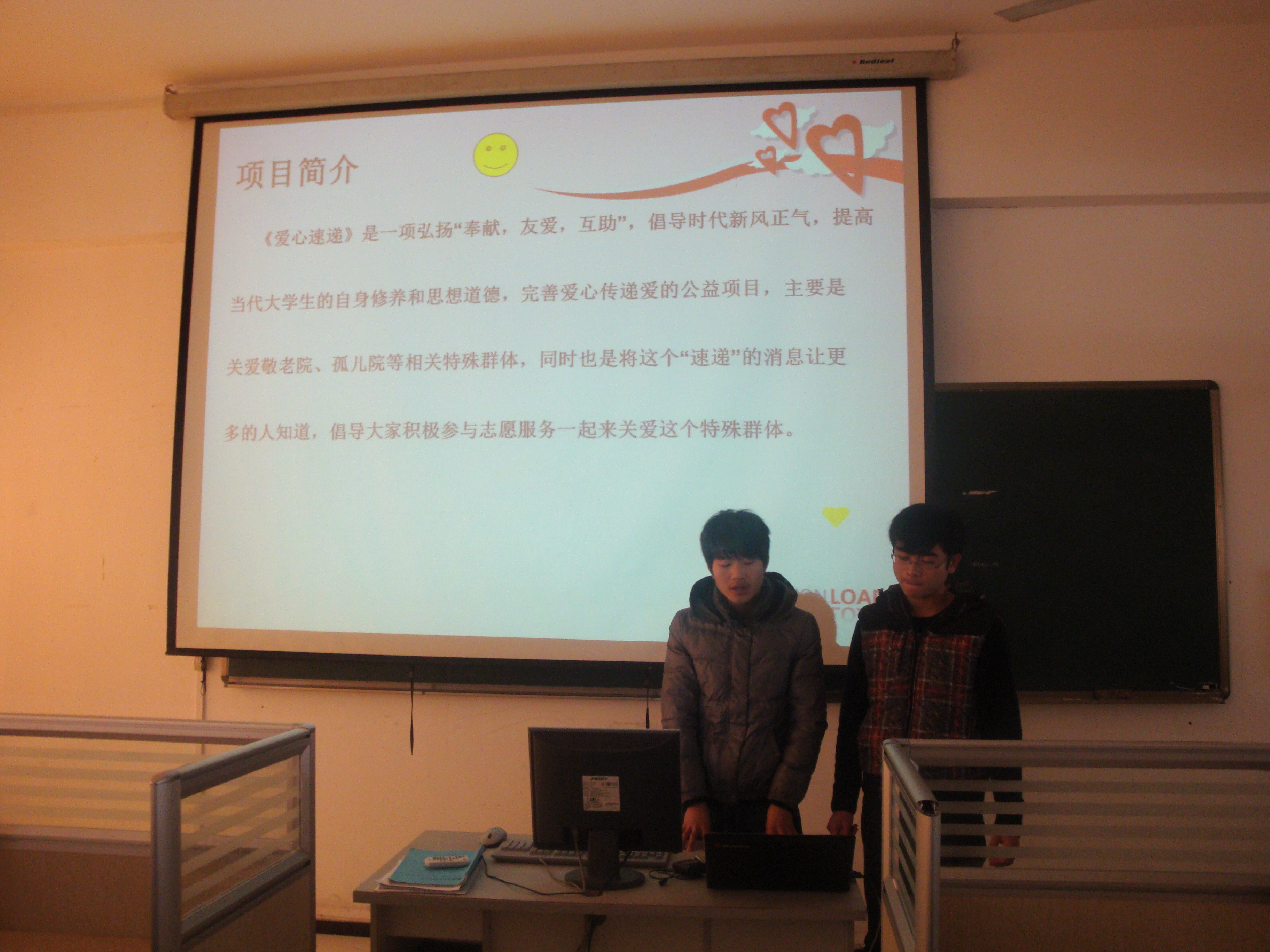 图为：同学们正在进行辩论