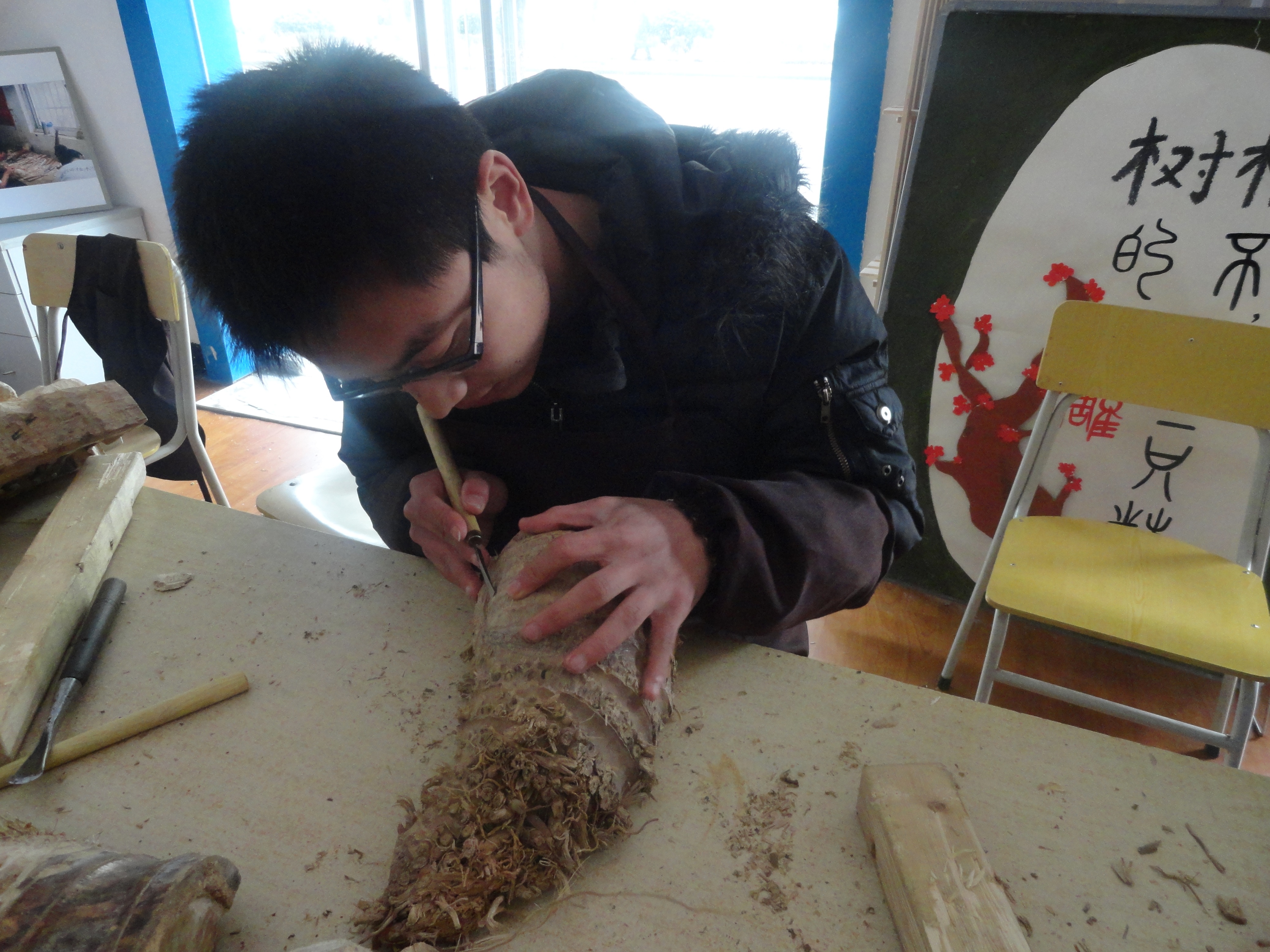 图为：团学委员正在制作根雕