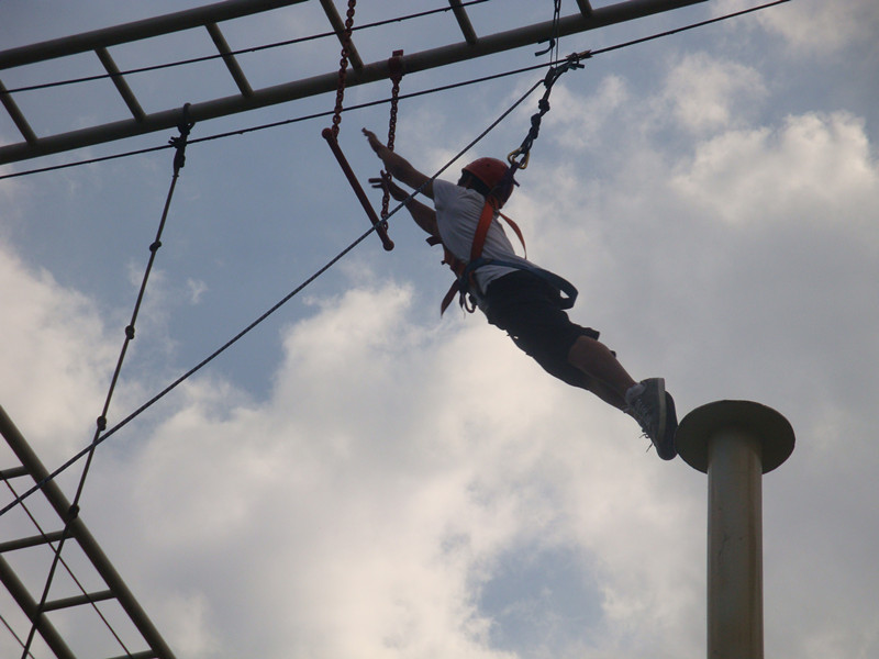 图为：同学们在进行拓展训练