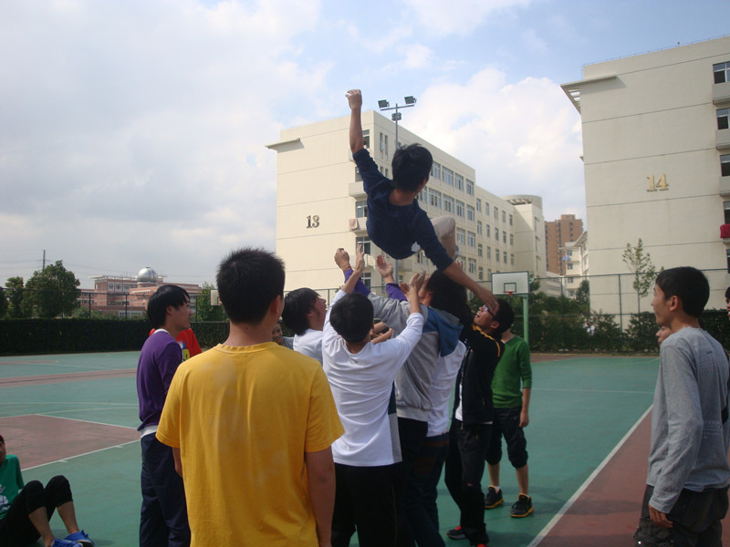 图为：同学们在为上午的胜利而欢呼