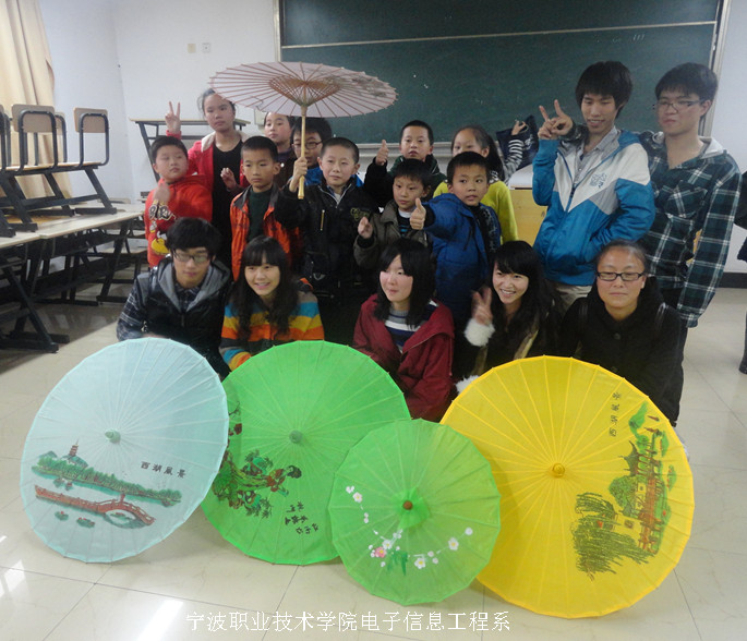 图为：伞艺工作室的同学们和小朋友们的合影