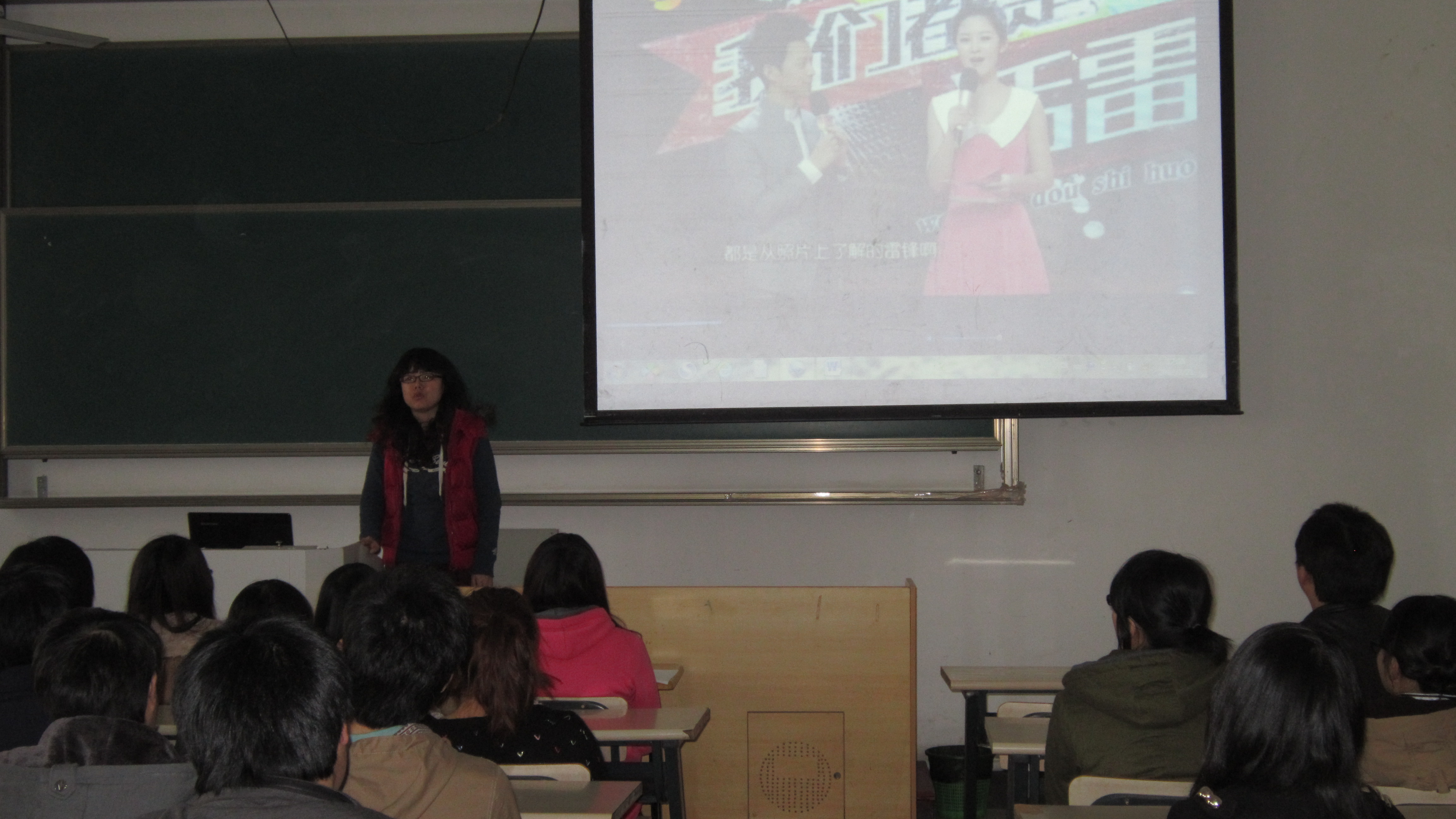 图为：团委老师陈宇正在讲话