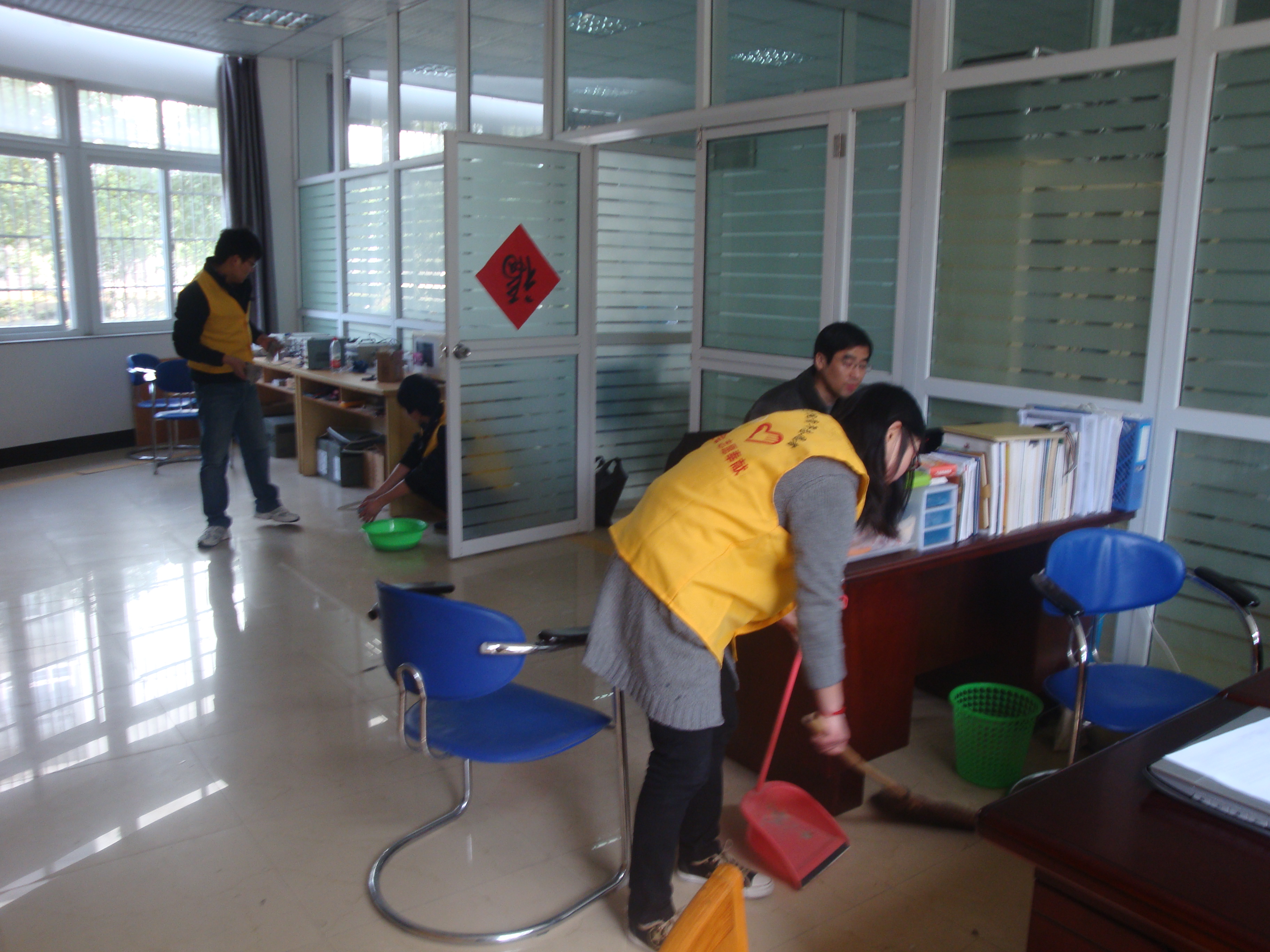 图为：志愿者正在打扫办公室