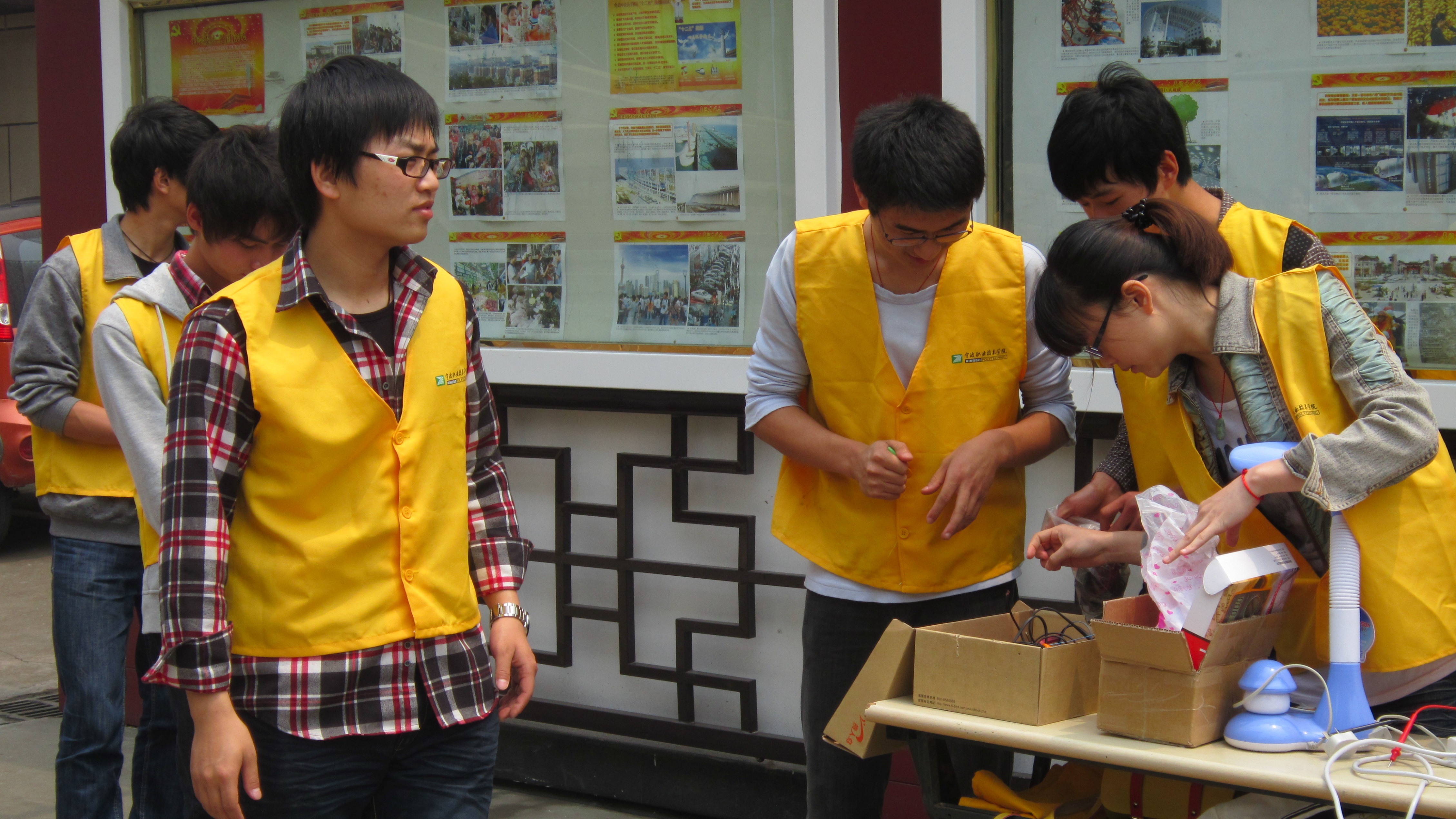 图为:志愿者正在查看维修设备 图为:志愿者正在查看维修设备