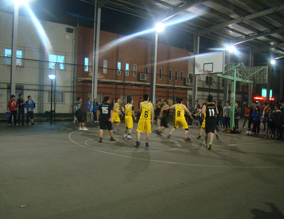 图为：双方球队强势的进攻和防守