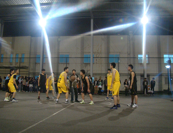 图为：双方球队在抛球