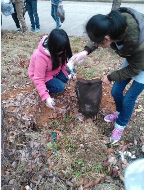 图为海天学院志愿者校内捡垃圾